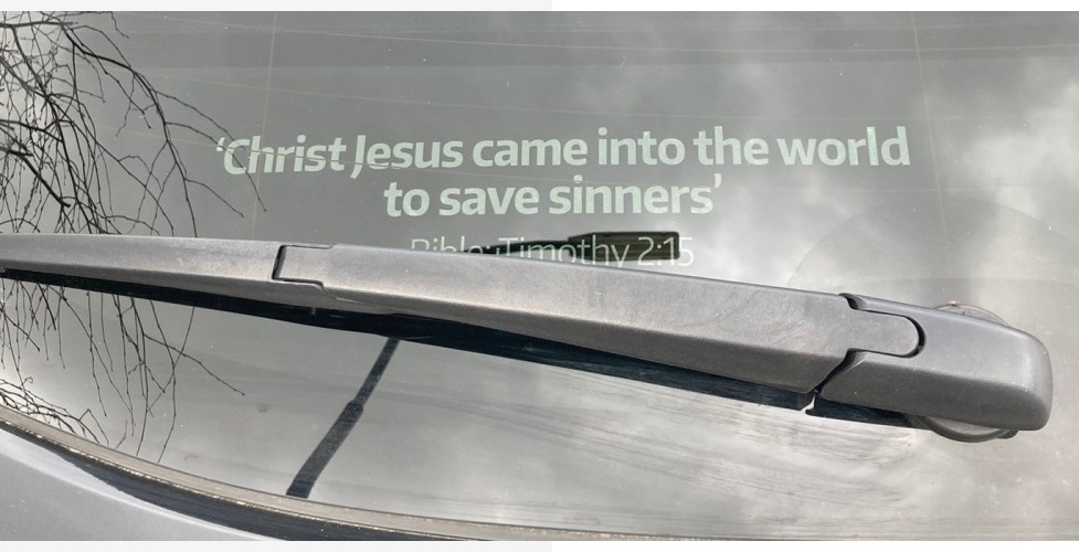 Bijbeltekst op de achterruit  ‘Christ Jesus came into the world to save sinners 1 Timothy 1:15’